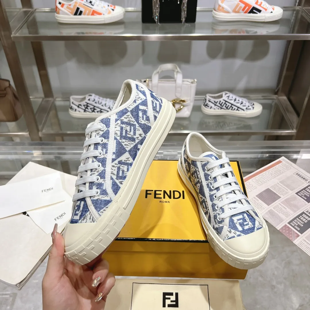 Couple style 💰460❤️Fendi Fendi's latest couple canvas shoes ❑ Fabric: Original customized imported jacquard canvas material ❑ Inner lining: Imported canvas material ❑ Sole: Original molded non-slip TPU outsole ❑ Bottom thickness: 2.5cm ❑ Size: Women's 35-40/Men's 39-45
